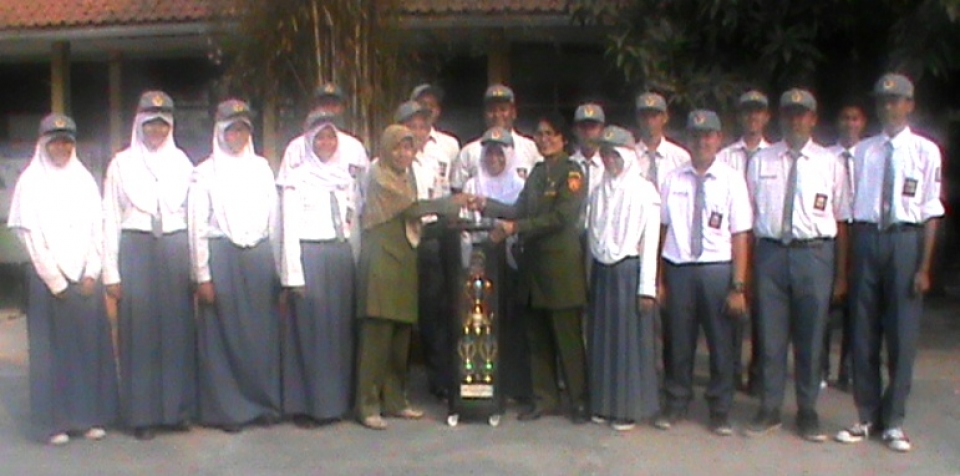 Penyerahan Tropy juara ke-3 LTUB SMA se-Kab.Serang Tahun 2015